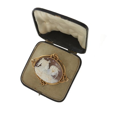 Lot 92 - A late Victorian 15ct gold shell cameo Day and Night brooch