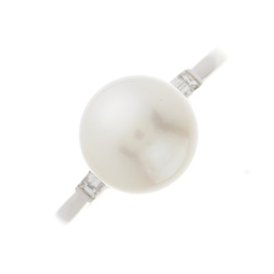 Lot 143 - An 18ct gold cultured pearl and diamond dress ring