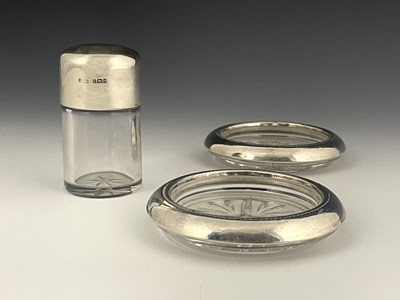 Lot 105 - An Edwardian silver mounted glass smelling...