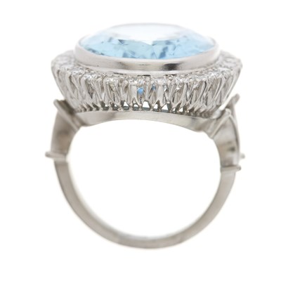 Lot 31 - An 18ct gold aquamarine and diamond cocktail ring