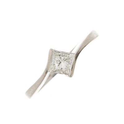 Lot 181 - An 18ct gold diamond single-stone ring