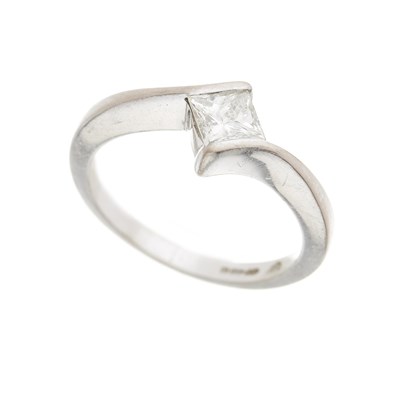 Lot 181 - An 18ct gold diamond single-stone ring