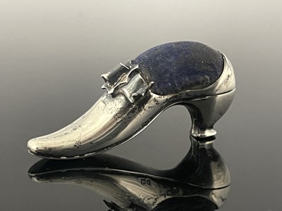 Lot 55 - An Edwardian novelty silver pin cushion,...