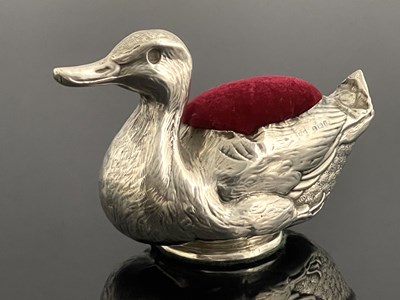 Lot 115 - An Edwardian novelty silver pin cushion,...