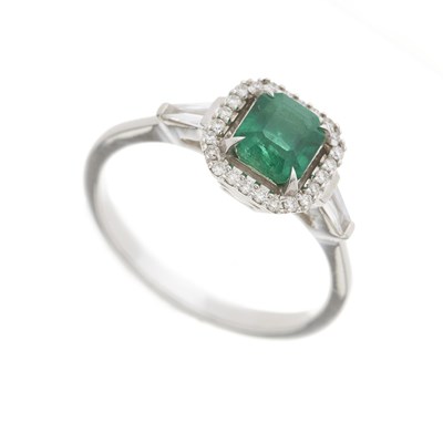 Lot 189 - An 18ct gold emerald and diamond cluster dress ring
