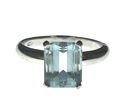 Lot 1 - A 9 carat gold and aquamarine ring, size Q, 4.65g