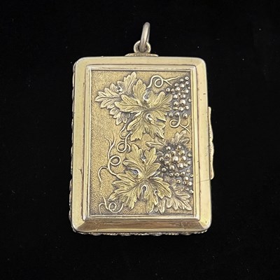 Lot 88 - A George III silver gilt vinaigrette, the top...