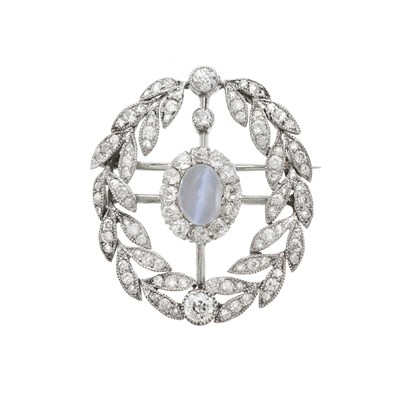 Lot 8 - A Belle Epoque cat's eye chrysoberyl and diamond pendant brooch