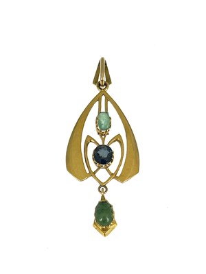 Lot 26 - An Art Nouveau gold, sapphire and emerald...