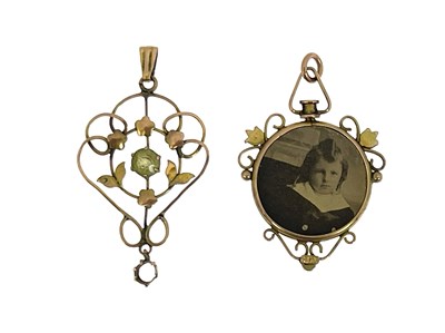 Lot 27 - A 9ct gold peridot set openwork pendant, with...
