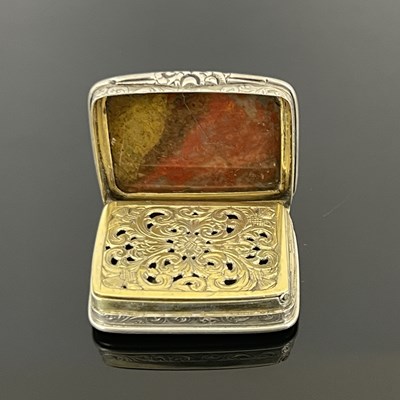 Lot 89 - A Victorian silver and agate vinaigrette, the...