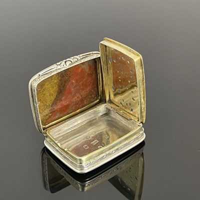 Lot 89 - A Victorian silver and agate vinaigrette, the...