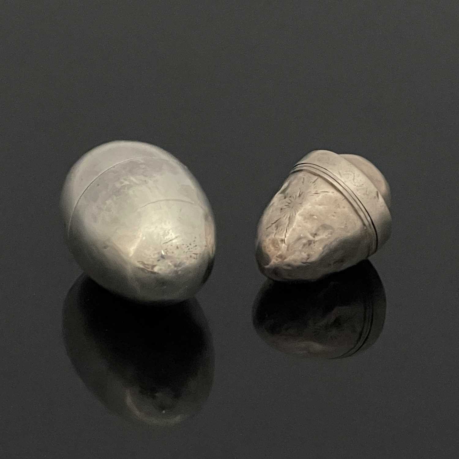 Lot 27 - A George III silver egg shaped nutmeg grater...
