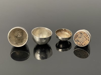 Lot 27 - A George III silver egg shaped nutmeg grater...