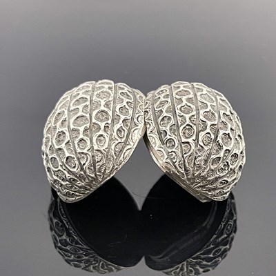 Lot 29 - A Victorian silver novelty naturalistic nutmeg...